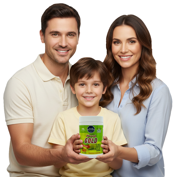 Familia feliz con padre, madre e hijo posando con un tarro de FibraGOLD